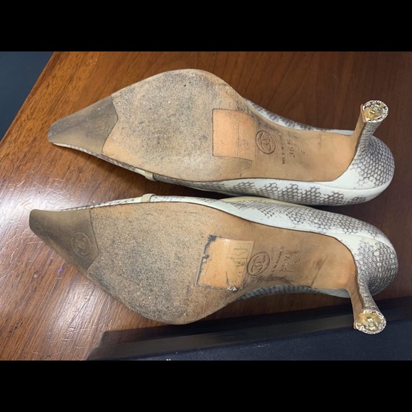 Authentic CHANEL 2 tone pump shoes in snake skin leather - Picture 11 of 14